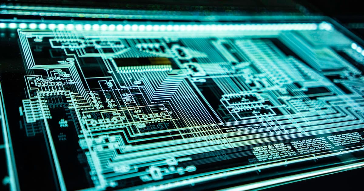 서버실과 네트워크 장비 — GPT-5.3-Codex는 코드를 넘어 운영 체제 수준의 작업을 자율적으로 수행할 수 있는 에이전틱 AI다