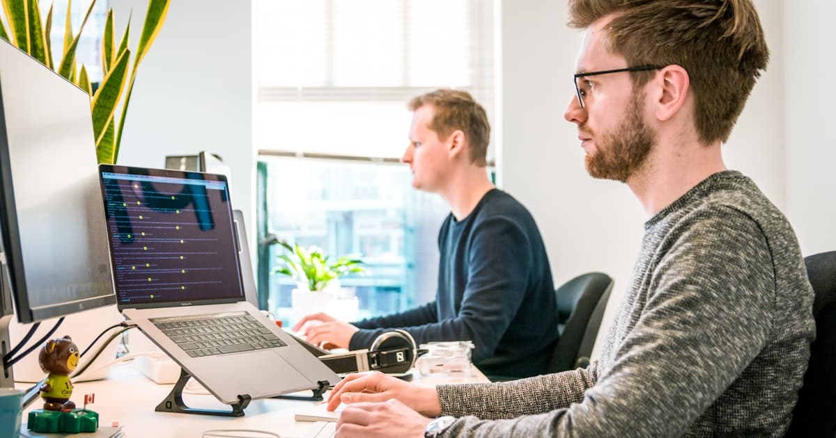 개발자 팀이 함께 작업하는 사무실 풍경